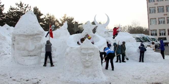 Sarıkamış şehitlerinin kardan heykellerini yaptılar