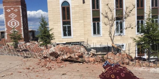 Üzerine minare devrilen işçi vatandaş hayatını kaybetti