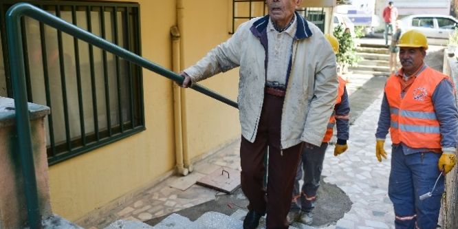 97 yaşındaki Bekir Dede’ye tırabzan