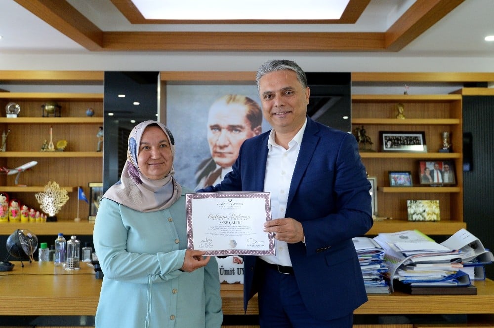 46 yaşında 4 çocuk bakarak üniversiteden mezun oldu 