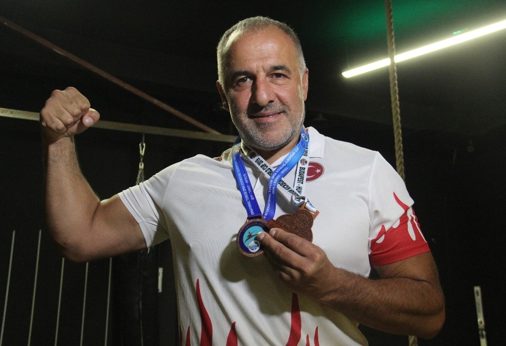 46 yaşında Dünya Kick Boks Kupası 3.’sü 