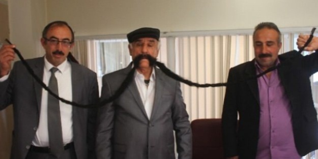 46 yıldır kesmediği bıyığı bakın kaç metre!