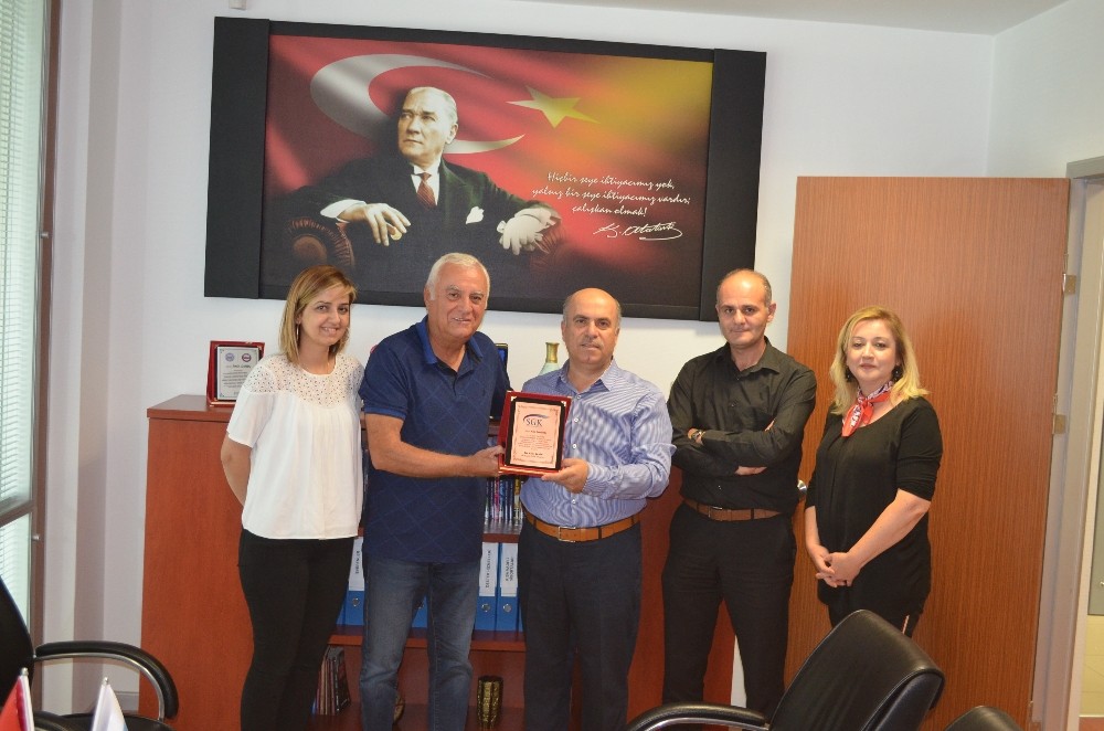 46 yıllık çalışma plaketle ödüllendirildi 