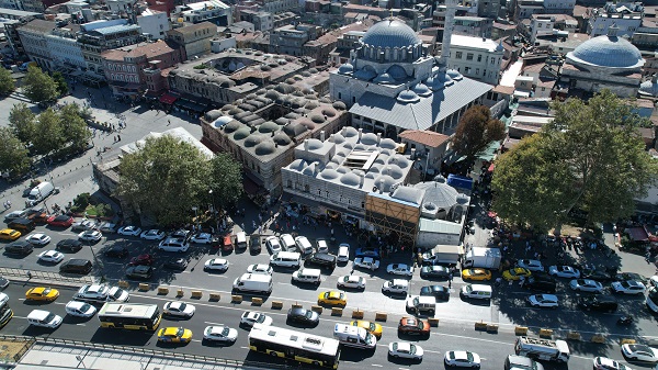 460 yıllık sokak zamana meydana okuyor