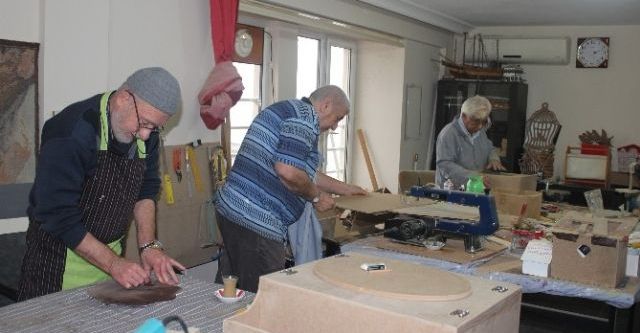 Yaşlılar keyifle vakit geçiriyor