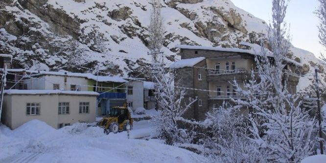 Hakkari’de yol açma çalışmaları devam ediyor