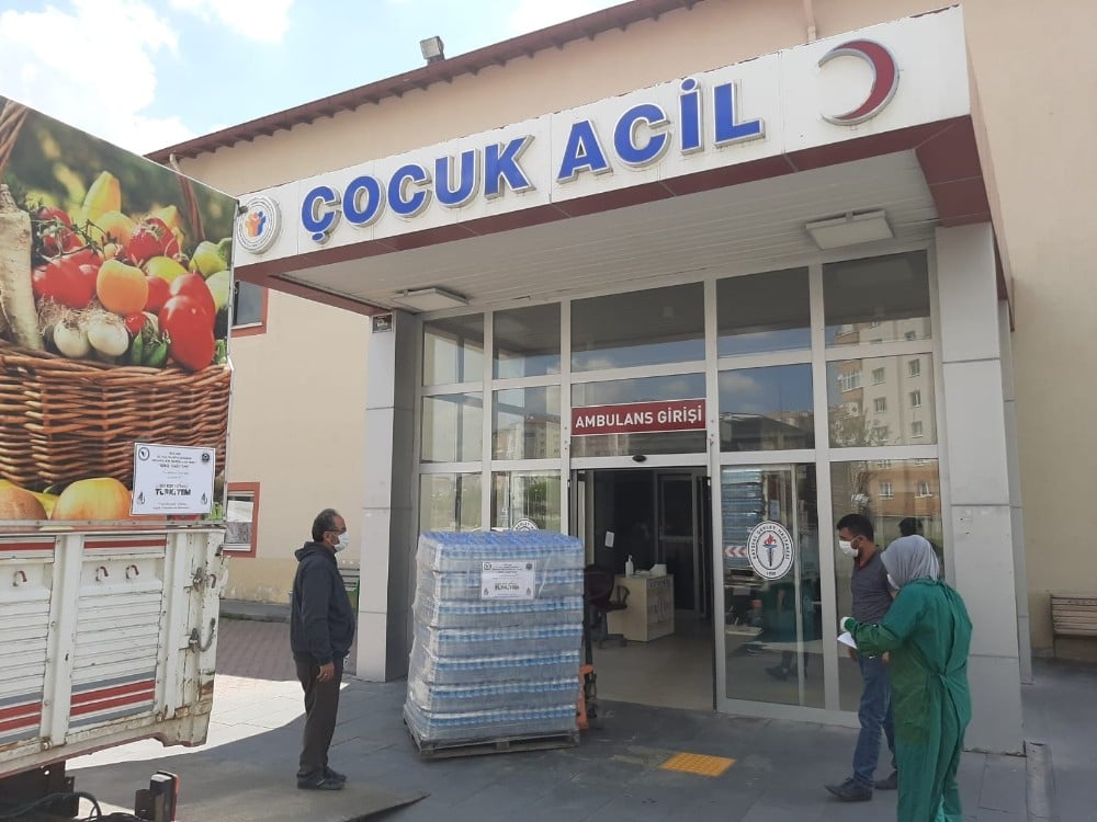 466 yıllık vakıftan sağlık çalışanlarına su desteği 