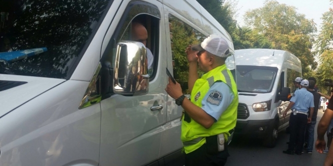 Okul çıkışı servislere yapılan denetimi öğrenciler şaşkın bakışlarla izledi