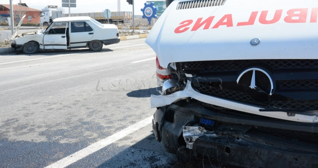 Hasta taşıyan ambulans kaza yaptı: 1 yaralı