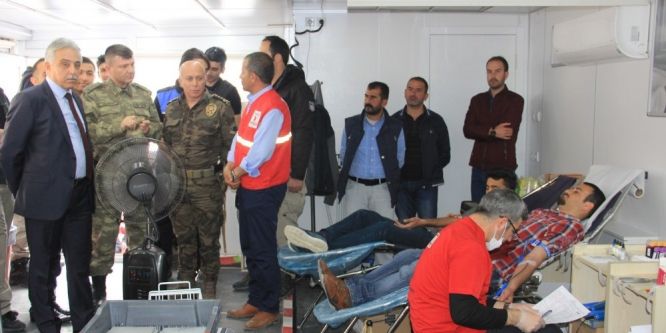 Vali Toprak’tan kan bağışına destek