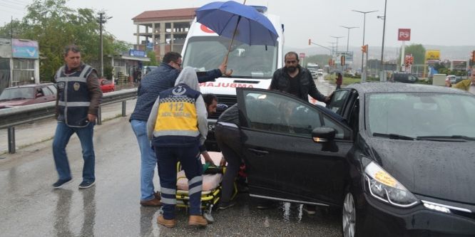 Kırmızı ışıkta duran araca çarptı: 2 yaralı