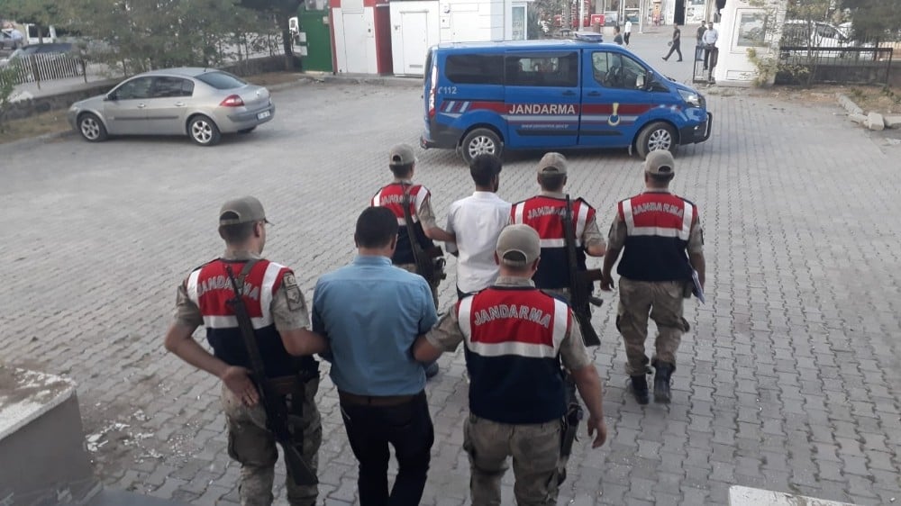 47 kaçak göçmenin yaralandığı kazada 2 kişi tutuklandı 