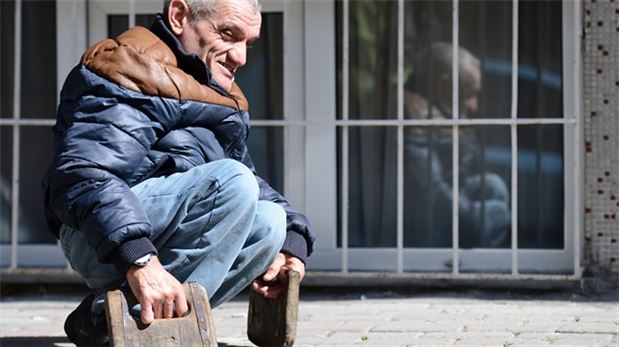 47 yıldır ayakları yerine tahtalarla yürüyor