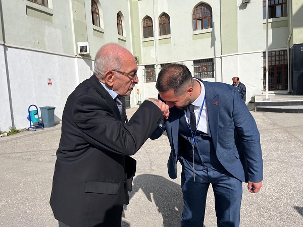 47 yıldır muhtarlık yapıyor! 83'lük Kemal amcaya bu kez genç rakip çıktı