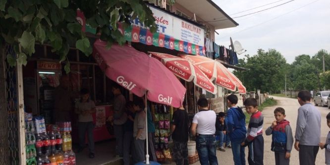 Cuma namazı sonrası çocuklara jest