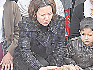 BDP’li Irmak babasının mezarını ziyaret etti