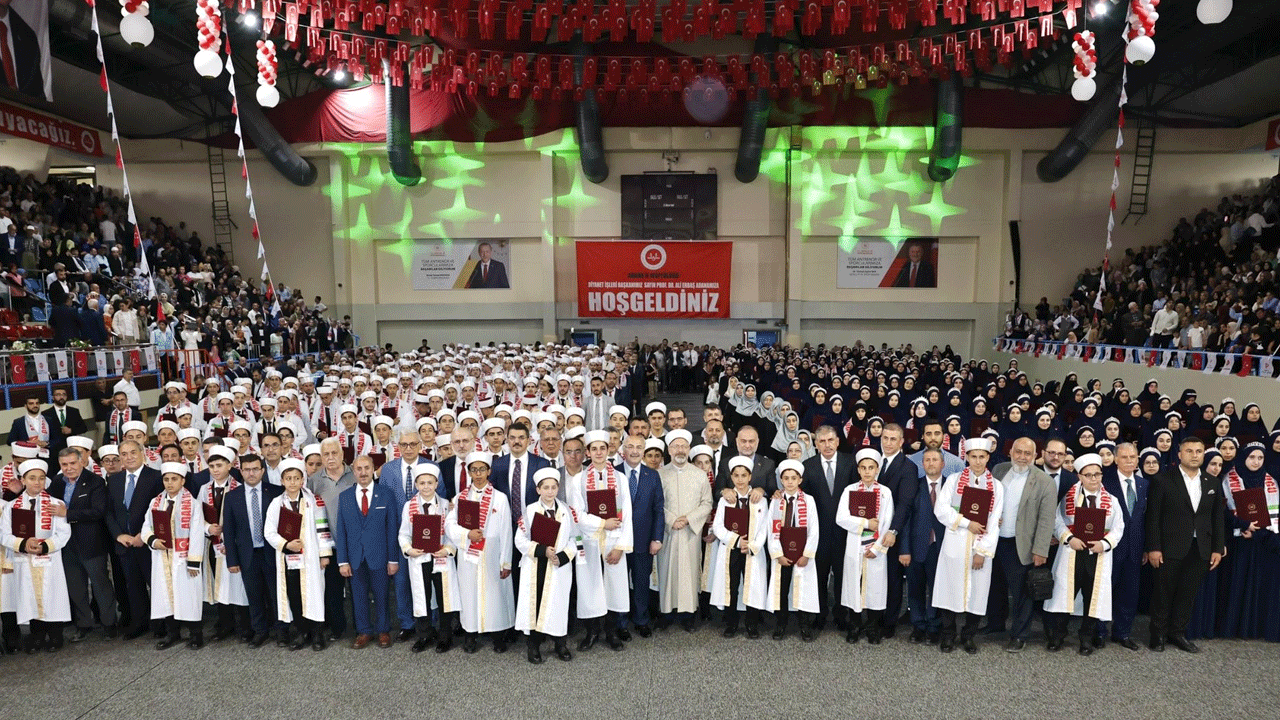 475 Kur’an bülbülü hafızlık icazet belgesini Erbaş’ın elinden aldı: Kur’an sizi ömür boyu koruyacak