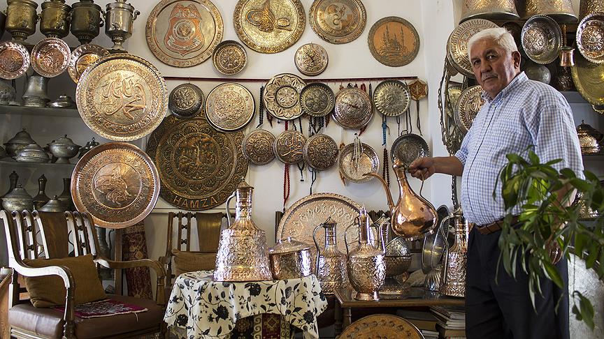 48 yıldır ilk günkü sevgi ve hevesle bakırı çekiçle süslüyor