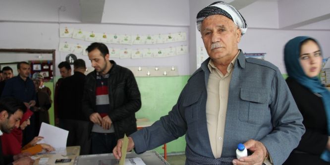 Yöresel kıyafetlerle sandık başına gittiler