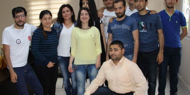 Engellerini deri atölyesinde aşıyorlar