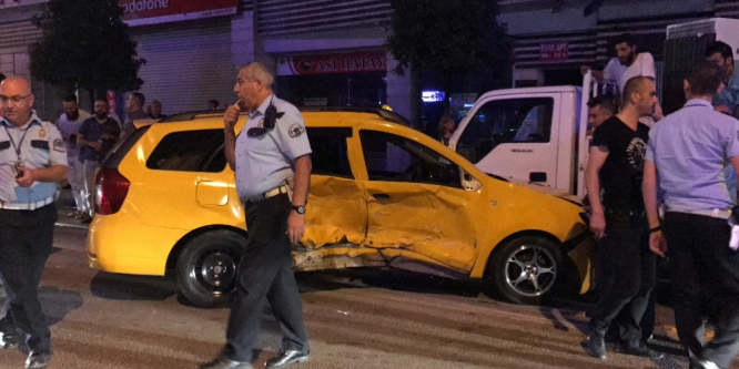 Ticari taksiye ortadan çarptı: 4 yaralı