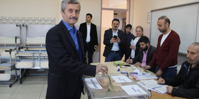 Belediye Başkanı Mehmet Tahmazoğlu, oyunu kullandı