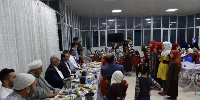 Vali Tuna yetimlerle iftar açtı