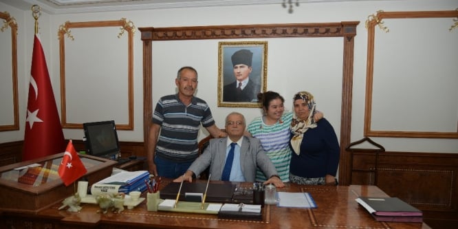 Zeliha, düğününe katılan Vali Şentürk’ün elini öptü