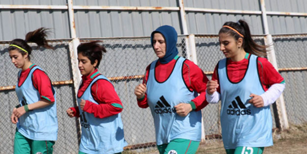 49 yaşında profesyonel futbolcu oldu!