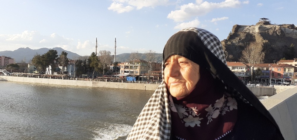 49 yıldır ev temizliğine giderek geçimini sağlıyor 