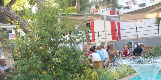 Sıcaktan bunalan vatandaşlar havuz başında serinlemeye çalıştı