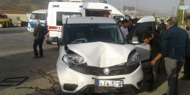 Otomobil ile şehir içi minibüs çarpıştı