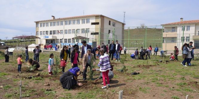 Engelli öğrenciler köy okulunda fidan dikti