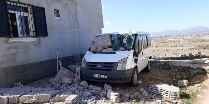 Şiddetli fırtına inşaat halindeki evi aracın üzerine yıktı