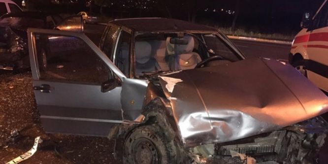 İki otomobil kafa kafaya çarpıştı: 2 yaralı