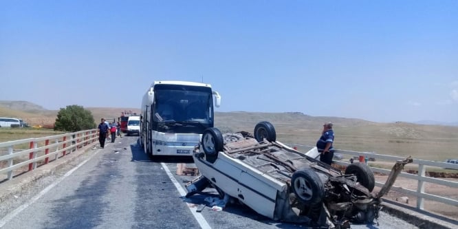 Kaza yapan otomobile yolcu otobüsü çarptı!