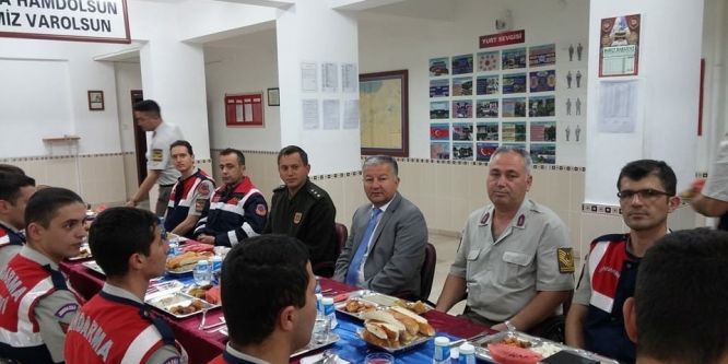 Kaymakam Duru, askerlerle iftar açtı