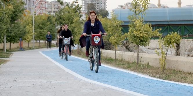 Mezitli’de belediye personelinin bisikletli mesaisi