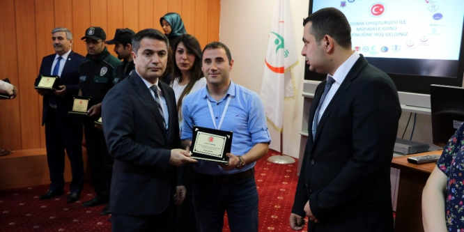 Madde bağımlılığı ile mücadele edenlere plaket verildi