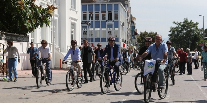 Sakarya’da basın mensuplarına bisiklet hediye edildi