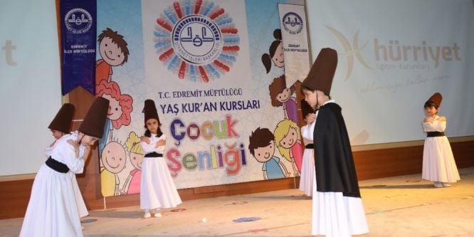 Kur’an kursu öğrencilerinin mezuniyet şenliği