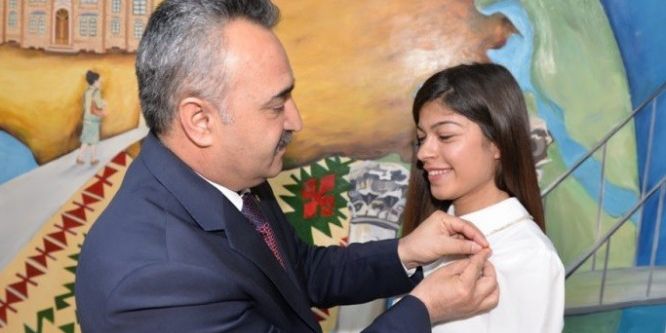 Kitap okuma yarışması birincisine altın ödülü