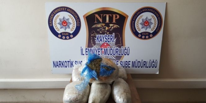 10.5 kilo esrarla yakalanan zanlı adliyeye sevk edildi
