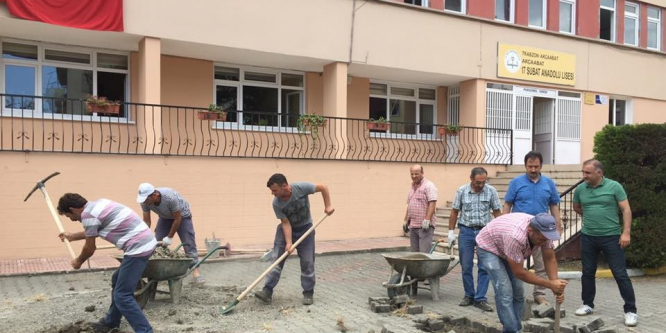 Akçaabat Lisesi’nin bahçe bakım ve onarımları belediye ekipleri tarafından yapıldı