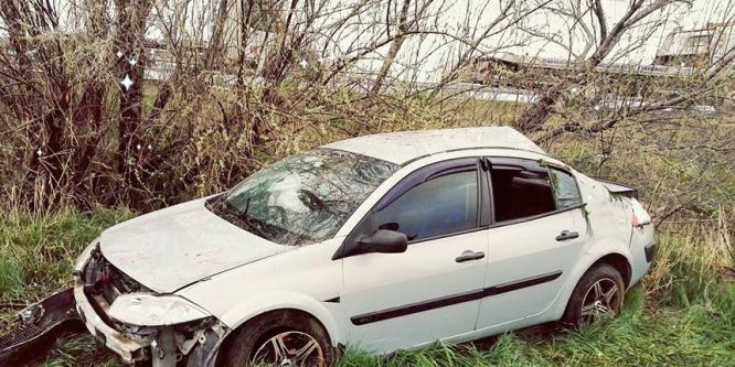 Otomobil tarlaya uçtu... Yaralılar var!