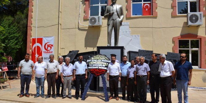 CHP 15 Temmuz şehitleri için çelenk bıraktı