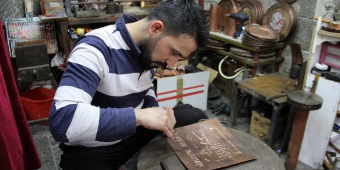 Bakır levhaları tabloya dönüştürüyor