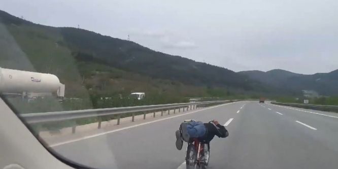 Hız tutkunu motosikletçilerin tehlikeli yolculuğu