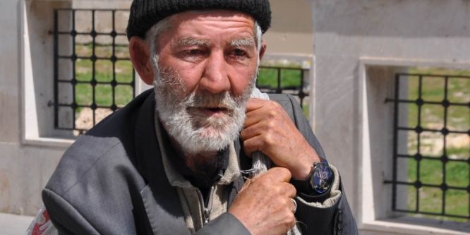 Çöpten şişe toplayarak çocuklarını okutuyor