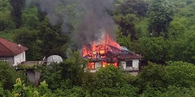 80 yaşındaki çiftin yaşadığı ev alevlere teslim oldu